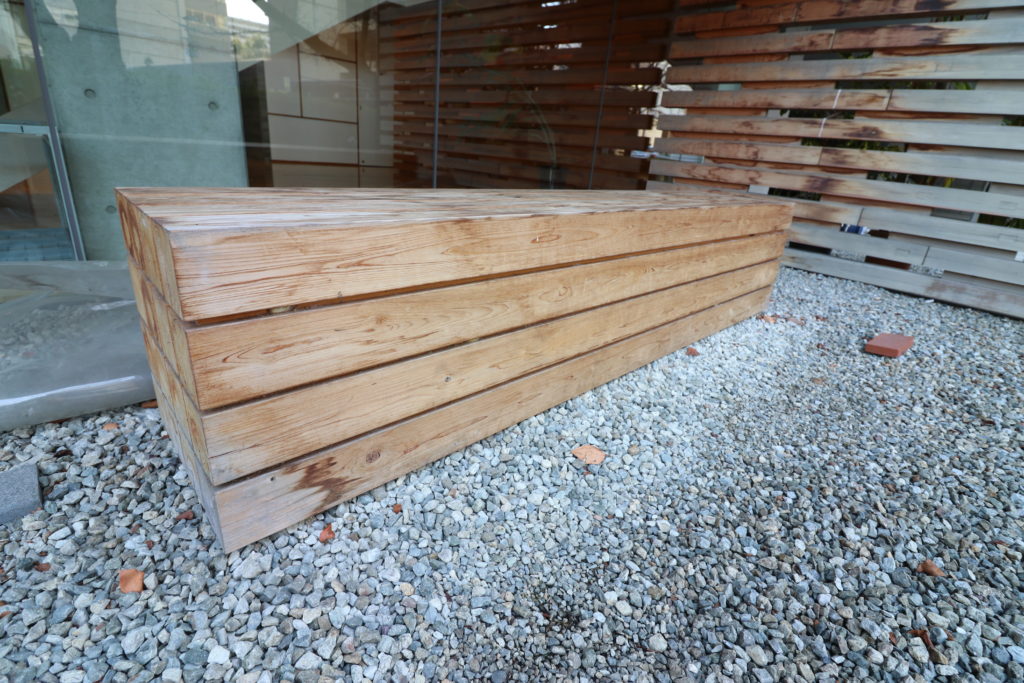 AIR鉋施工前の木製ベンチ
